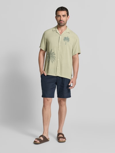 Männermodel trägt Relaxed Fit Freizeithemd aus Viskose mit Stitchings von JACK & JONES, helle Farbe, Knopfleiste, Kurzarm, Ganzkörperansicht von vorne.