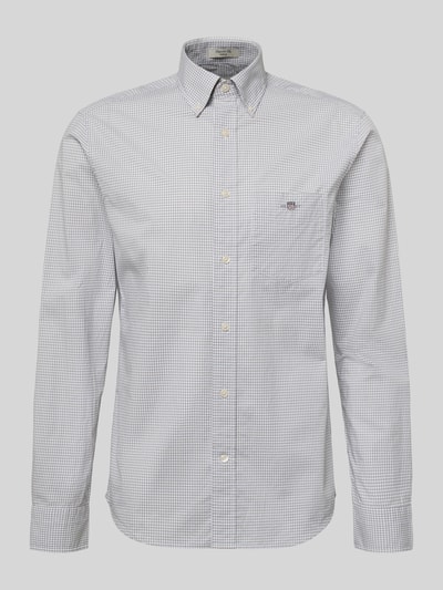 Produktfoto, Slim Fit Freizeithemd mit Logo-Stitching von Gant, bawełna, krój slim fit, button-down kołnierz, długi rękaw, kieszonka na piersi, mankiety sportowe, długość tyłu w rozmiarze M: 79 cm, szerokość ramion w rozmiarze M: 48 cm, długość rękawa w rozmiarze M: 68 cm, drobna kratka, stonowane odcienie