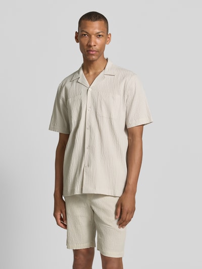 Männermodel trägt Modern Fit Freizeithemd mit Brusttaschen von Lindbergh, Baumwoll-Mix mit Stretch-Anteil, Strukturmuster, Reverskragen, Knopfleiste, Ganzkörperansicht von vorne.