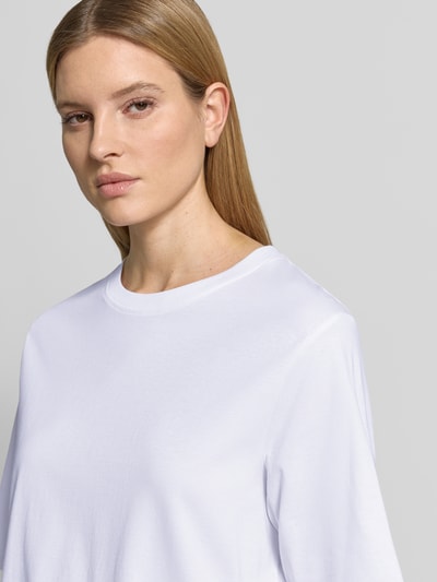 Frauenmodel trägt Damen T-Shirt aus Reine Bio-Baumwolle, Boxy-Fit, Modell 'Derby' von Soyaconcept, weiß, Rundhalsausschnitt, Nahaufnahme Oberkörper. Rückenlänge bei Größe S: 57 cm.