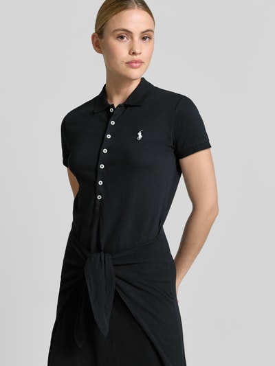 Frauenmodel trägt Regular Fit Freizeitkleid aus Baumwoll-Mix von Polo Ralph Lauren in Schwarz, unifarben, Logo-Stitching, Nahaufnahme Oberkörper.