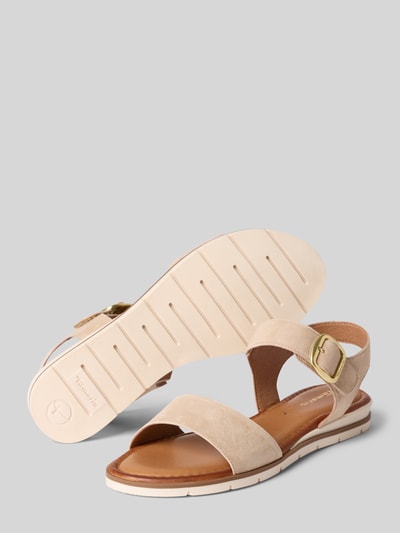 Produktfoto, Sandalen aus echtem Rindsleder von Tamaris in Lederoptik mit runder Schuhspitze, flacher Absatzform, Dornschließe, strukturierter Sohle und Label-Prägung, Materialverarbeitung Nubuk, Farbe Beige.