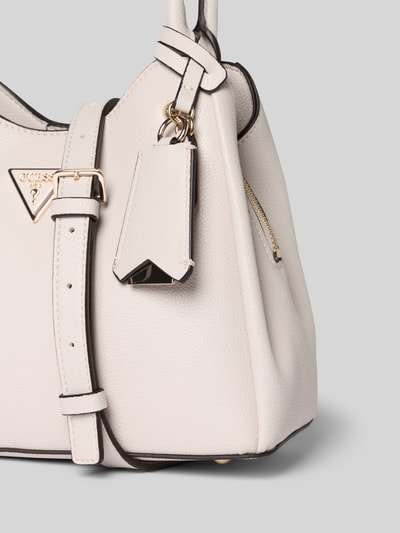 Produktfoto, cremeweiße Handtasche mit Label-Applikation Modell 'ECO MERIDIAN II' von Guess, goldene Details, genarbte Textur, großes Hauptfach mit Reißverschluss, Tragehenkel, Schulterriemen, Maße 30x21x12 cm, Schulterriemen 122 cm, neutrale Ausleuchtung