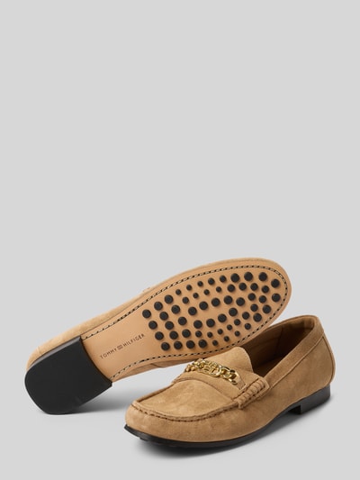 Produktfoto, loafersy 'Loafer aus echtem Rindsvelours' od Tommy Hilfiger, jednokolorowy efekt, okrągły nosek buta, obcas słupek, detal z logo, bez zapięcia, podeszwa z fakturą, wykończenie materiału: skóra welurowa, materiał: welurowa skóra bydlęca