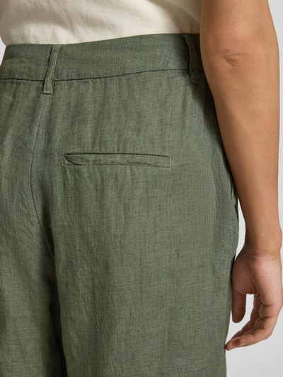 Männermodel trägt Wide Leg Leinenshorts mit Bundfalten von s.Oliver RED LABEL, reines Leinen, unifarben, Nahaufnahme Rückansicht.