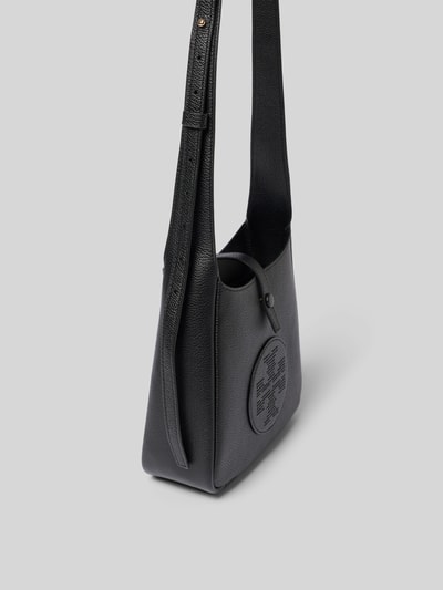 Produktfoto, schwarze Crossbody Bag mit Logo-Detail von Tory Burch, Strukturmuster, Teilung, verstellbarer Riemen, seitliche Ansicht