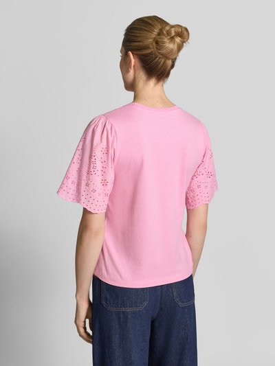 Frauenmodel trägt T-Shirt mit Lochstickerei Modell 'LEX' von YAS in Rosa, reine Baumwolle, Regular Fit, Rundhalsausschnitt, Rückansicht.