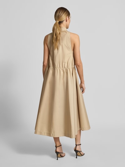 Frauenmodel trägt Blusenkleid aus Baumwolle mit Tunnelzug von BOSS in Beige, unifarben, ärmellos, Midi-Länge, Regular Fit, Rückansicht Ganzkörperansicht.