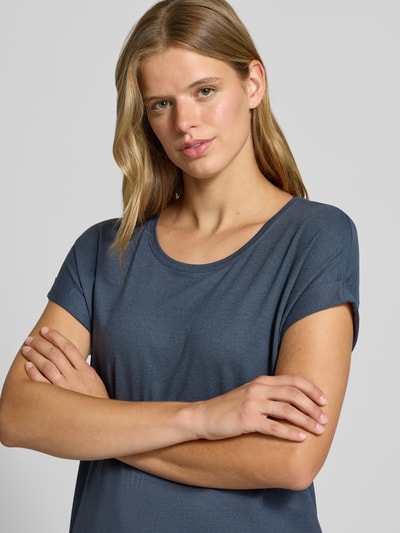 Frauenmodel trägt Regular Fit T-Shirt aus Viskose-Mix Modell 'MOSTER' von ONLY in Dunkelblau mit glatter Textur, Nahaufnahme Oberkörper, Damen T-Shirt von ONLY.