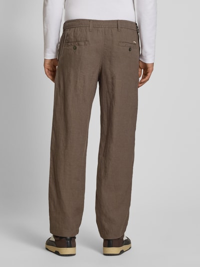 Männermodel trägt Leinenhose mit elastischem Bund Modell 'KARL LAWRENCE' von Jack & Jones in Braun, Regular-Fit, reine Leinen, Ganzkörperansicht Rückansicht. Bundweite bei Größe M: 40 cm, Innenbeinlänge bei Größe M: 75 cm.