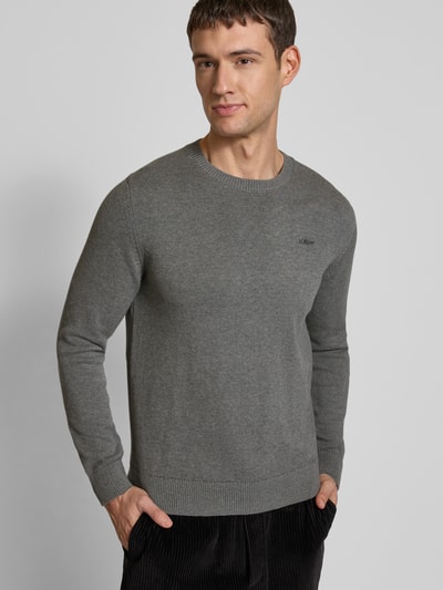 s.Oliver RED LABEL Regular Fit Strickpullover aus reiner Baumwolle mit Label-Stitching Mittelgrau 3