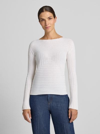 Frauenmodel trägt Strickpullover mit Strukturmuster von Emporio Armani, taillierte Passform, Rundhalsausschnitt, langärmelig, weiße Farbe, sichtbare Strukturen, Kombi mit blauer Jeans, Ganzkörperansicht von vorne.