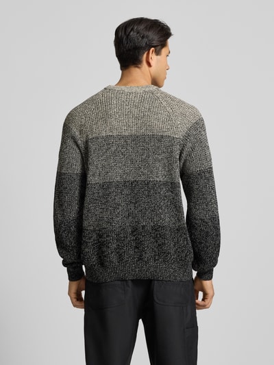 Männermodel trägt Relaxed Fit Strickpullover aus reiner Baumwolle Modell 'BIRK' von Only & Sons, Ombré-Muster, Melange-Optik, Ganzkörperansicht Rückansicht.