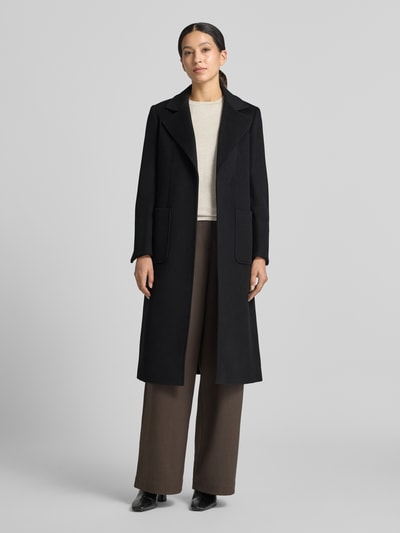 Frauenmodel trägt Regular Fit Mantel aus reiner Baumwolle Modell 'RUNAWAY' von MAX&Co. in Schwarz mit breitem Kragen, Ganzkörperansicht von vorne, Damen Mantel von MAX&Co.