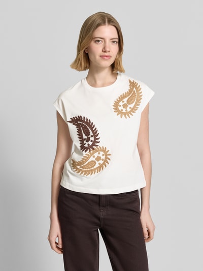 Frauenmodel trägt T-Shirt mit Rundhalsausschnitt und Stitchings Modell 'RICAMO' von Stefanel in Weiß mit Paisley-Muster, reine Baumwolle, Regular Fit, Nahaufnahme Oberkörper.