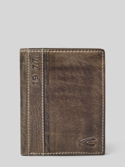 Produktfoto, Geldbörse aus glattem Rinderleder mit diversen Fächern von camel active, braune Farbe mit sichtbarer Maserung, Modell 'Melbourne', 10,5 x 2,5 x 13 cm, strukturierte Oberfläche