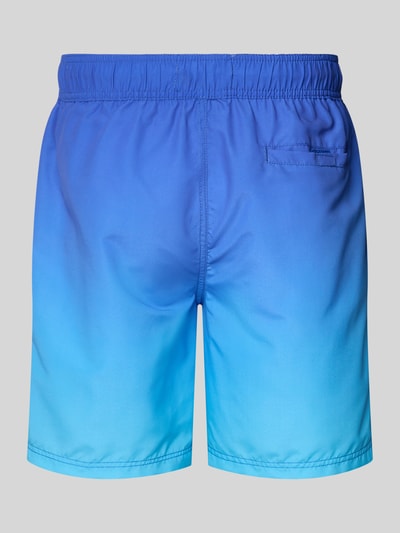 Produktfoto, Badeshorts mit Gesäßleistentasche Modell 'BHRISLEA GRADIENCE' von Blend in Farbverlauf Blau, elastischer Bund, Seitliche Eingrifftaschen, Label-Detail, glatte Textur.