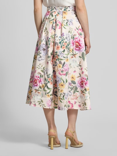 Frauenmodel trägt Midirock im Allover-Look mit Falten von Swing, florale Farben, Reißverschluss, Bundweite 35 cm, Ganzkörperansicht Rückansicht.