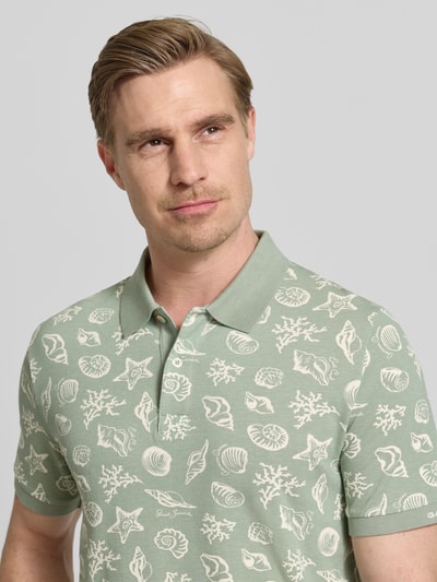 Männermodel trägt Regular Fit Poloshirt mit Allover-Motiv-Print von Gant aus Reine Baumwolle, Polokragen, Kurzärmelig, Nahaufnahme Oberkörper.