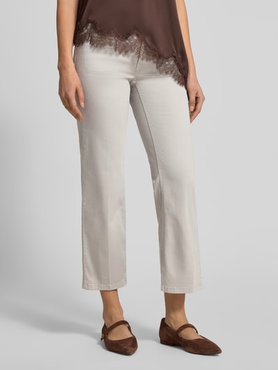 Frauenmodel trägt Cropped Jeans mit Bügelfalten und Eingrifftaschen von Cambio, Beige, Baumwoll-Mix mit Stretch-Anteil, Nahaufnahme Unterkörper.