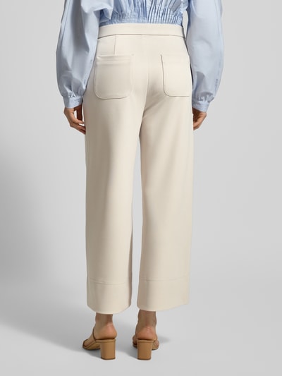 Frauenmodel trägt Hose mit elastischem Bund Modell 'PALINA 6/8 SPORT' von Raffaello Rossi, weites Bein, verkürzte Passform, Ganzkörperansicht Rückansicht.