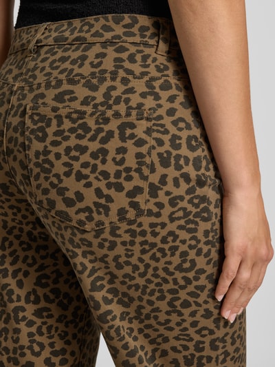 Frauenmodel trägt High Waist Weite Hose aus Baumwoll-Mix Modell 'MADISON' von ONLY mit braunem und schwarzem Leo-Muster, Nahaufnahme Rückansicht, Damen Weite Hose von ONLY