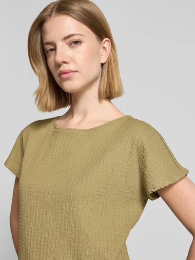 Frauenmodel trägt T-Shirt mit Strukturmuster und Rundhalsausschnitt von Betty Barclay, Material-Mix mit Stretch-Anteil, Regular-Fit, Damen T-Shirt, Rückenlänge bei Größe 36: 48 cm, Nahaufnahme Oberkörper