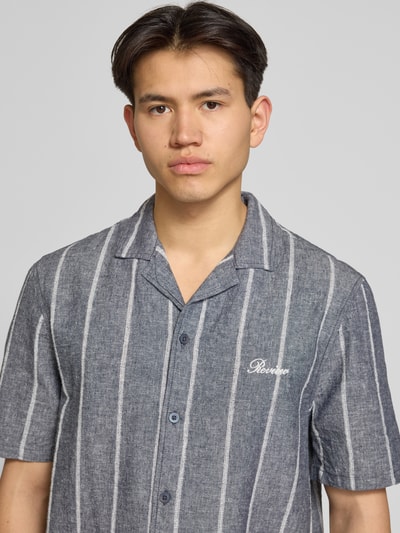 Männermodel trägt Regular Fit Freizeithemd aus Baumwoll-Leinen-Mix mit Reverskragen von REVIEW, grau mit weißen Streifen, Nahaufnahme Oberkörper.