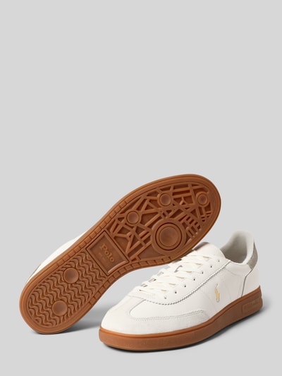 Produktfoto, białe sneakersy z brązową podeszwą, gładka skóra bydlęca, 'Sneaker aus echtem Rindsleder' od Polo Ralph Lauren, kontekst: sneakersy męskie