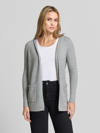 Frauenmodel trägt Regular Fit Cardigan mit Kapuze Modell 'DOFFY' von VERO MODA in Hellgrau, glatte Struktur, Nahaufnahme Oberkörper.