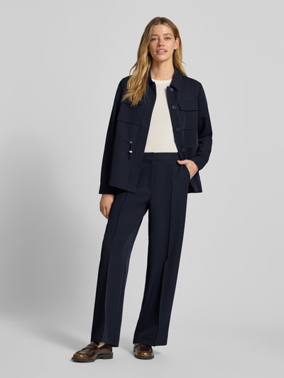 Frauenmodel trägt Weite HOSE mit fixierten Bügelfalten von s.Oliver BLACK LABEL, Optik: Unifarben, Passform: Wide Leg, Ganzkörperansicht von vorne.