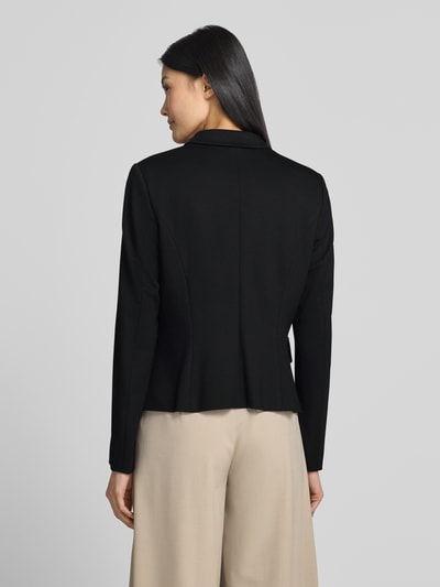 Vrouwenmodel draagt Slim Fit Blazer aus Viskose-Mix van Marc Cain, zwart, mix van viscose en elastaan, reverskraag, 2-knoopsluiting, klepzakken, ruglengte maat 36: 56 cm, borstwijdte maat 36: 23 cm, mouwlengte maat 36: 63 cm, volledige achterkantaanzicht.