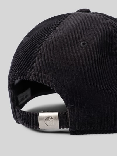 Produktfoto, schwarze Basecap mit Logo-Stitching Modell 'Harlem' von Carhartt Work In Progress aus Baumwolle, verstärkter Schirm, Riegel, eingestickte Luftlöcher, Rückansicht, Cord-Textur