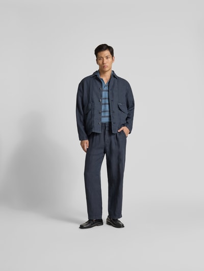 Männermodel trägt Straight Fit Leinenhose von Closed in Dunkelblau mit Seitlichen Eingrifftaschen, elastischem Bund, Ganzkörperansicht von vorne.