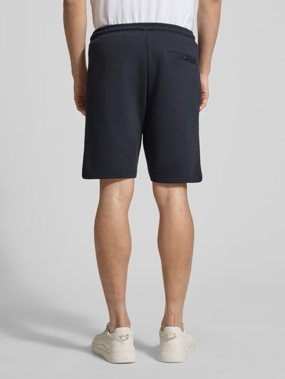 Männermodel trägt Shorts mit elastischem Bund von Christian Berg Men in Dunkelblau, Baumwoll-Elasthan-Mix, Ganzkörperansicht Rückansicht
