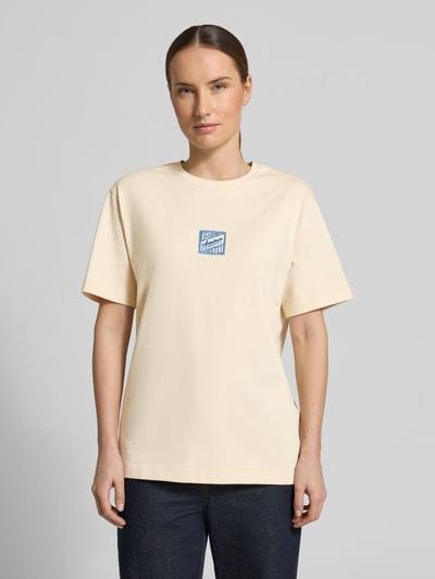 Vrouwenmodel draagt Relaxed Fit T-shirt uit puur katoen model 'BROOK SS HOTEL' van Selected Femme, look: effen, applicatie met labelstitching, ronde hals, korte mouw, jersey materiaalverwerking, ganzekörperaanzicht van voren.