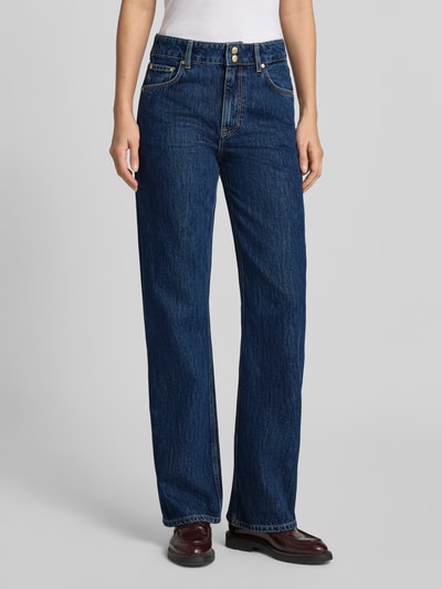 Frauenmodel trägt Relaxed Fit Jeans aus Baumwoll-Lyocell-Mix von GANT, dunkelblau, gerade geschnitten, sichtbare Struktur, Nahaufnahme Oberkörper, Damen Relaxed Fit Jeans von GANT.