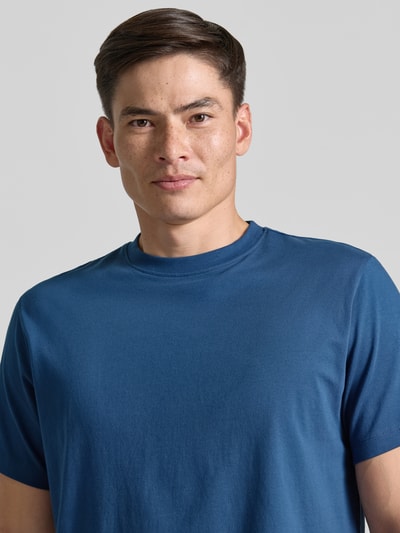 Männermodel trägt Regular Fit T-shirt uit pure katoen model 'HASPEN' van SELECTED HOMME in effen blauw, Nahaufnahme bovenlichaam