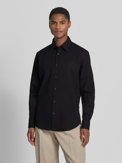 Mannelijk model draagt Regular Fit vrijetijdsoverhemd uit katoenmix model 'RELEGANT_2_M' van BOSS in effen zwart piqué, kentkraag, doorlopende knoopsluiting, labelstitching, labelpatch, achterpas, manchetten, materiaalverwerking piqué, katoenmix, voorkant volledig zicht, ganzkörperansicht voorkant.