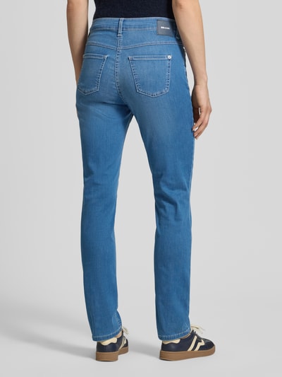 Frauenmodel trägt Straight Leg Jeans im 5-Pocket-Design Modell 'Dream' von MAC aus Baumwoll-Mix mit Stretch-Anteil, Gerader-Schnitt, mittleres Jeansblau, Nahaufnahme Rückansicht.