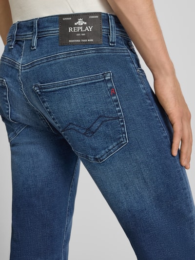 Männermodel trägt Straight Fit Jeans mit Eingrifftaschen Modell 'GROVER' von Replay, blauer Baumwoll-Mix, Nahaufnahme Rückansicht. Herren Jeans von Replay, mit Stretch-Anteil, Bundweite 45 cm, Innenbeinlänge 79 cm bei Größe 32/32.