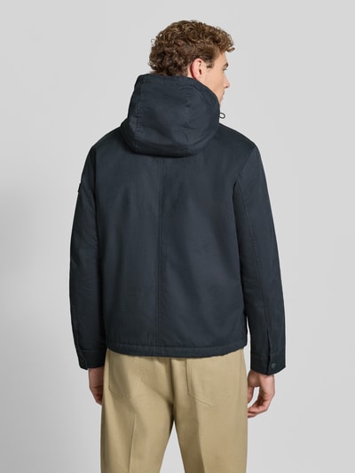 Männermodel trägt Regular Fit Blouson mit Baumwoll-Abteil von Marc O'Polo, dunkle Farbe, glatte Textur, Herren Bomberjacke, Ganzkörperansicht Rückansicht.