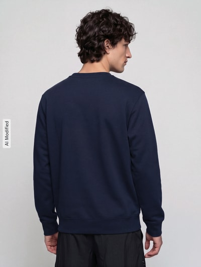 Mannelijk model draagt donkerblauwe Relaxed Fit Sweatshirt uit katoenmix van Nike, Heren sweatshirt, gladde stof, volledig van achteren, KI-modificeerd beeld.