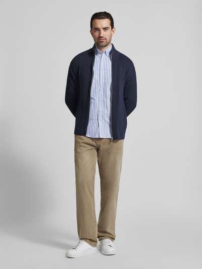 Männermodel trägt Relaxed Fit Freizeithemd mit Button-Down-Kragen von Lindbergh, Streifenmuster, Material-Mix mit Stretch-Anteil, Ganzkörperansicht von vorne.