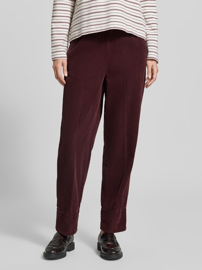 Vrouwenmodel draagt Straight Fit broek uit zuiver viscose Model 'Padow' van American Vintage, structuurpatroon, bandwijdte maat XS 35 cm, binnenbeenlengte maat XS 62 cm, damesbroek, kleur bordeauxrood, textuur geribbeld, detailopname onderlichaam.