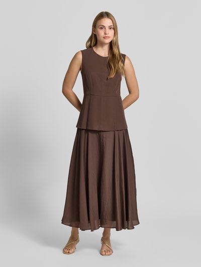 Frauenmodel trägt Maxikleid aus Lyocell-Leinen-Mix mit 2-in-1-Look von Jake*s Collection in Braun, gerader Schnitt, Rundhalsausschnitt, Ganzkörperansicht von vorne.