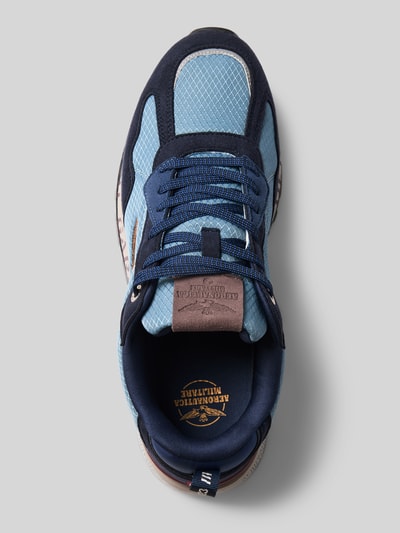 Produktfoto, Sneaker mit Logo-Detail Modell 'Napoli' von Aeronautica Militare, blaues Mesh mit dunkelblauen Wildleder-Elementen, strukturierte Sohle, Damen Sneaker mit abgerundeter Passform, leicht profilierte Sohle, Absatzhöhe 3 cm, Schafthöhe 9 cm, Schaftweite 10 cm, Draufsicht.