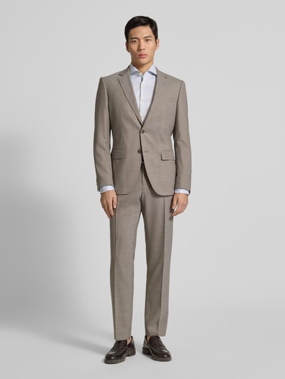 Männermodel trägt Slim Fit Businesshemd aus reiner Baumwolle Modell 'HANK' von BOSS mit gestreiftem Muster und Haifischkragen, Ganzkörperansicht von vorne.