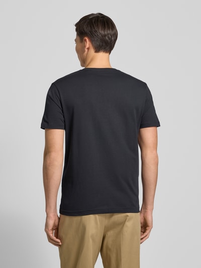 Männermodel trägt Regular Fit T-Shirt mit Label-Stitching Modell 'SHIELD' von GANT, Reine Baumwolle, Unifarbenes-Design, Rückenansicht.