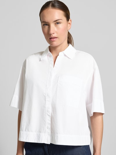Vrouwenmodel draagt witte boxy fit blouse met korte mouwen van katoen model 'Filsona' van OPUS, Damesblouse, borstzak, Nahaufnahme Oberkörper.